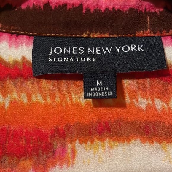 Size medium. Jones New York button up blouse. Good condition - Picture 2 of 3
